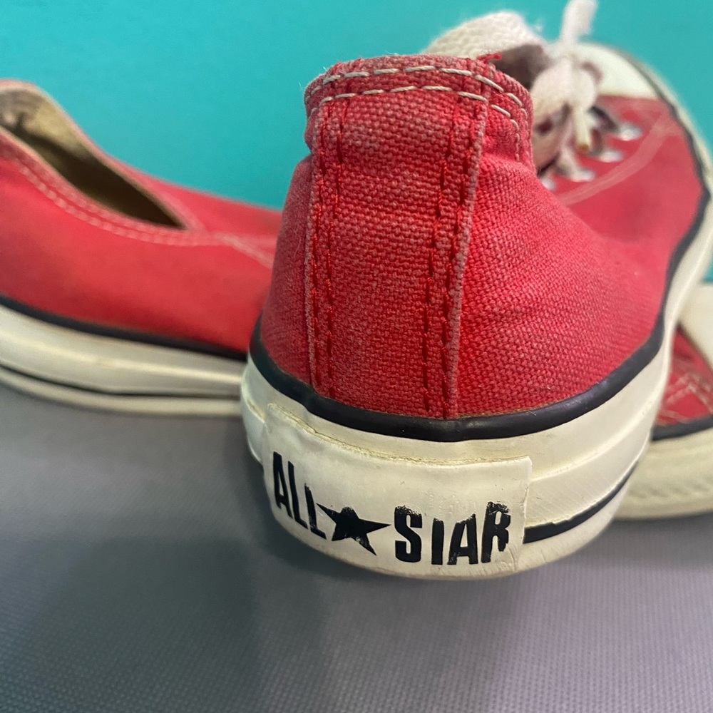 Red converse - Picture 3 of 4